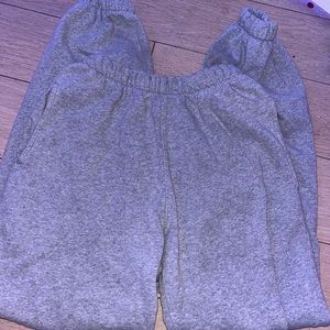 Brandy melville super comfy grey sweatpants in great condition !
